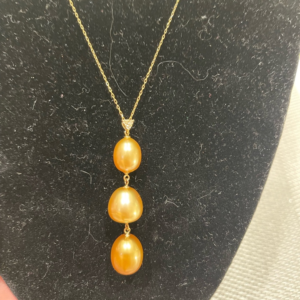 18 k Necklace with 3 South Sea Pearl in Gold color and Diamond 0.04 cts,